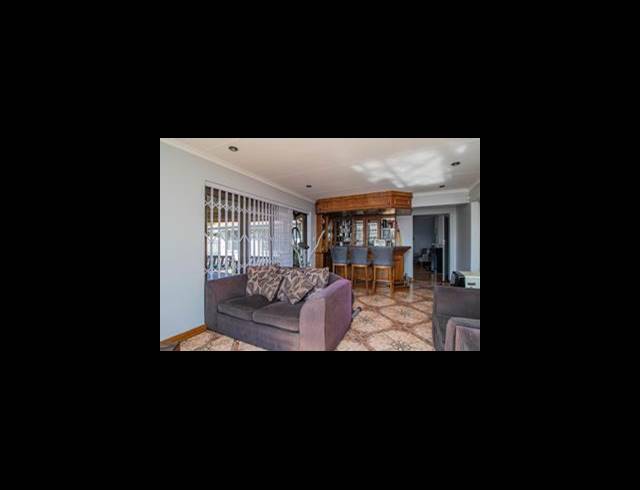 5 BEDROOM FREESTANDING FOR SALE IN GLEN MARAIS